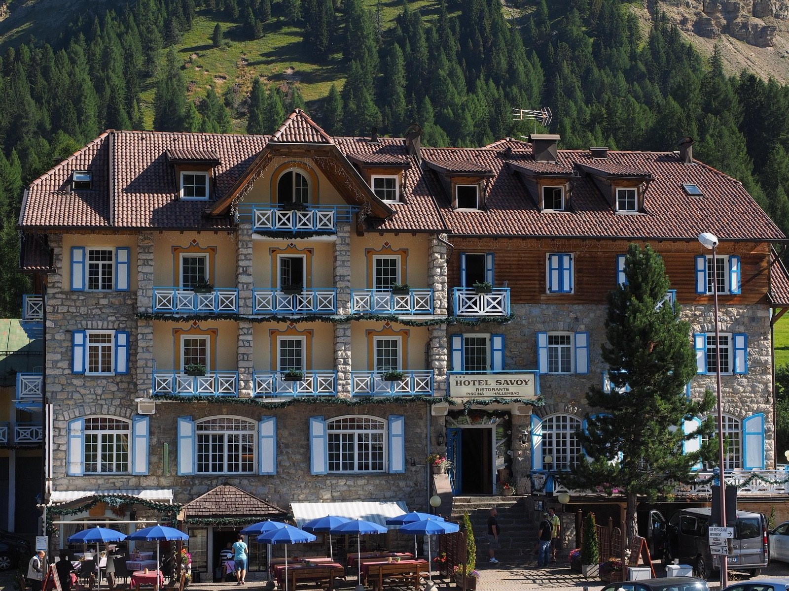 Hotelgebäude in den Bergen